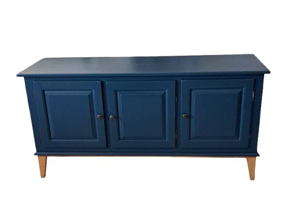 Buffet with red sweet sauce and blue garnish.