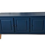 Buffet with red sweet sauce and blue garnish.