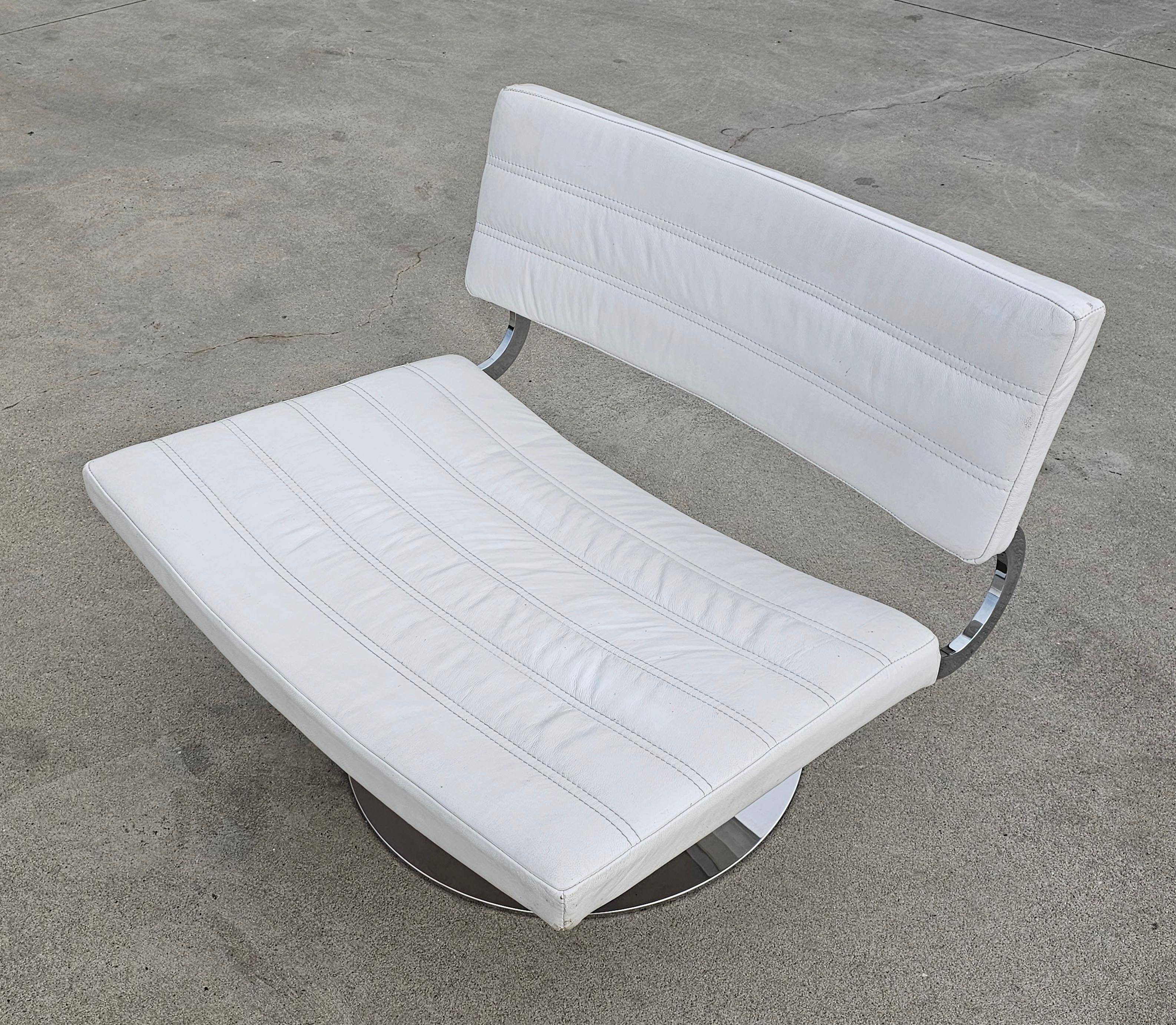 Pair of postmodern swivel armchairs in leather and chrome, Italy 1970s.
