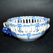 Corbeille en opaque ajouré bleu, faïence brodée de Malicorne Bourg-Joly Emile Tessier