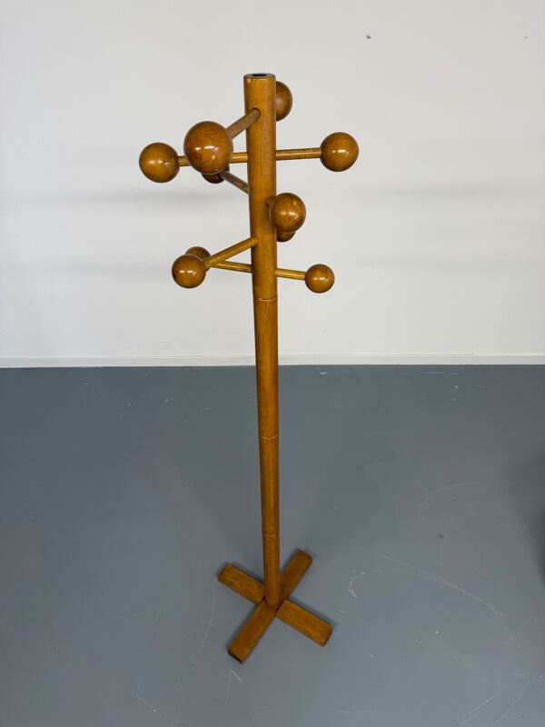 Ancien porte-manteau en bois sur pied design moderniste année 70