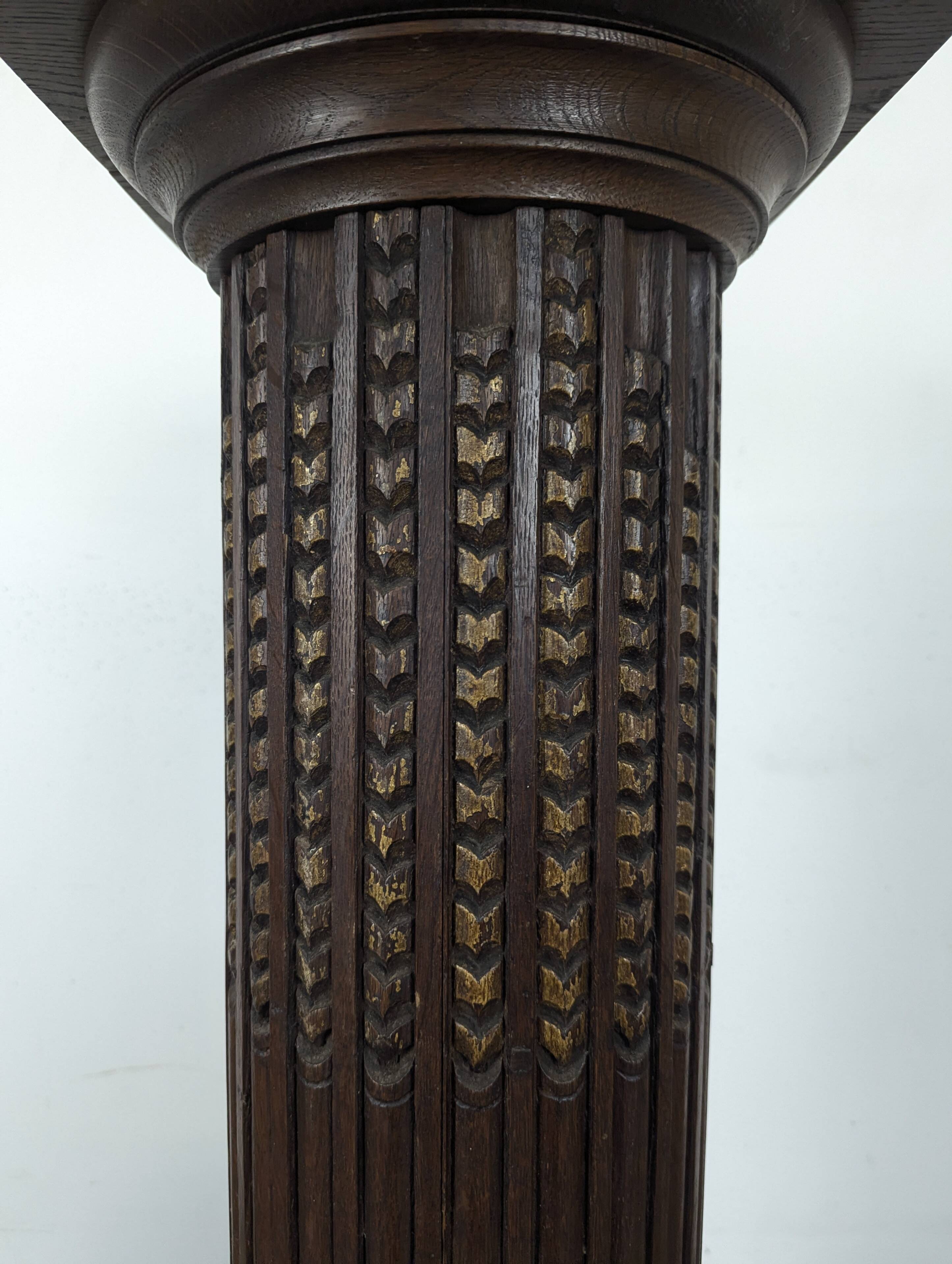 Colonne cannelée en chêne sculpté à plateau carré