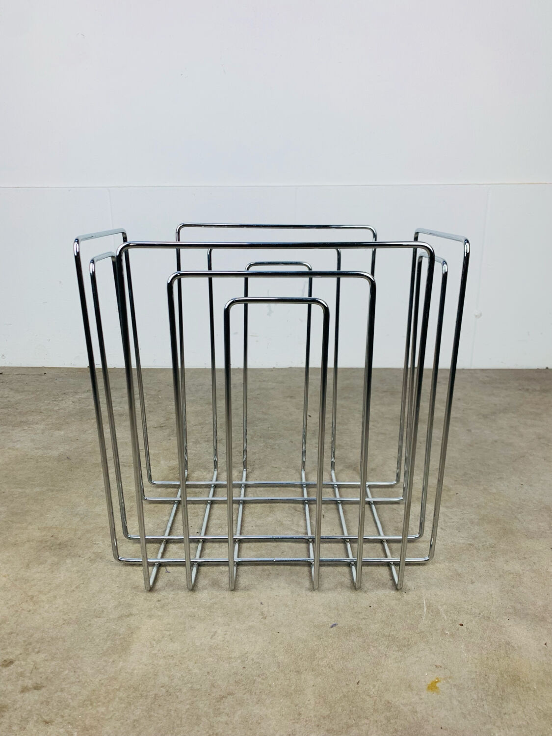 Chrome metal magazine rack by Willy Glaeser for TMP, 1980s.