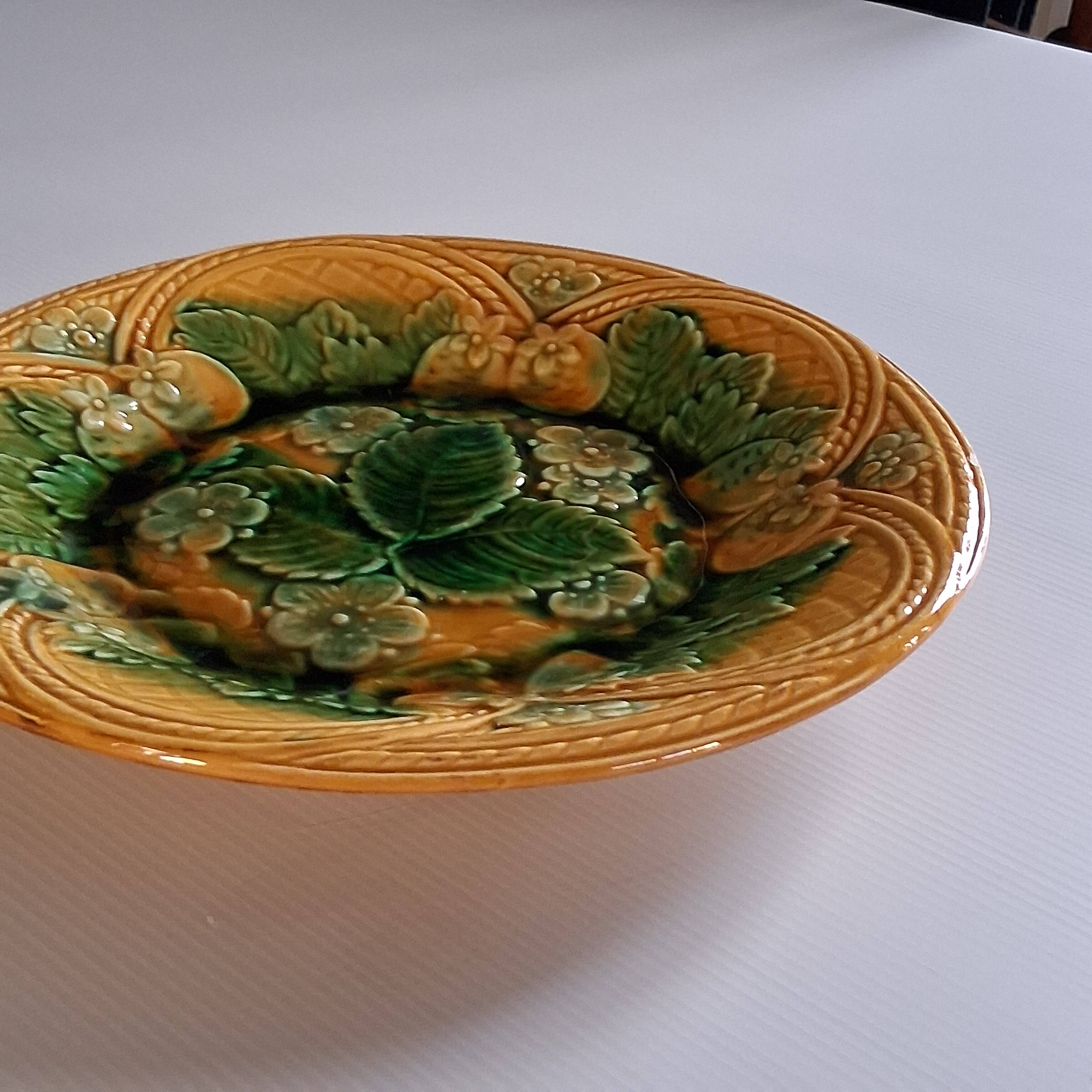 Dish / Plate in earthenware in very good condition