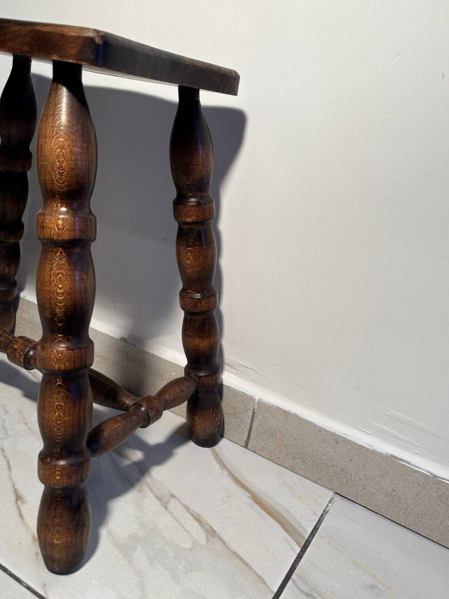 Vintage low stool in solid wood with turned legs – 1950