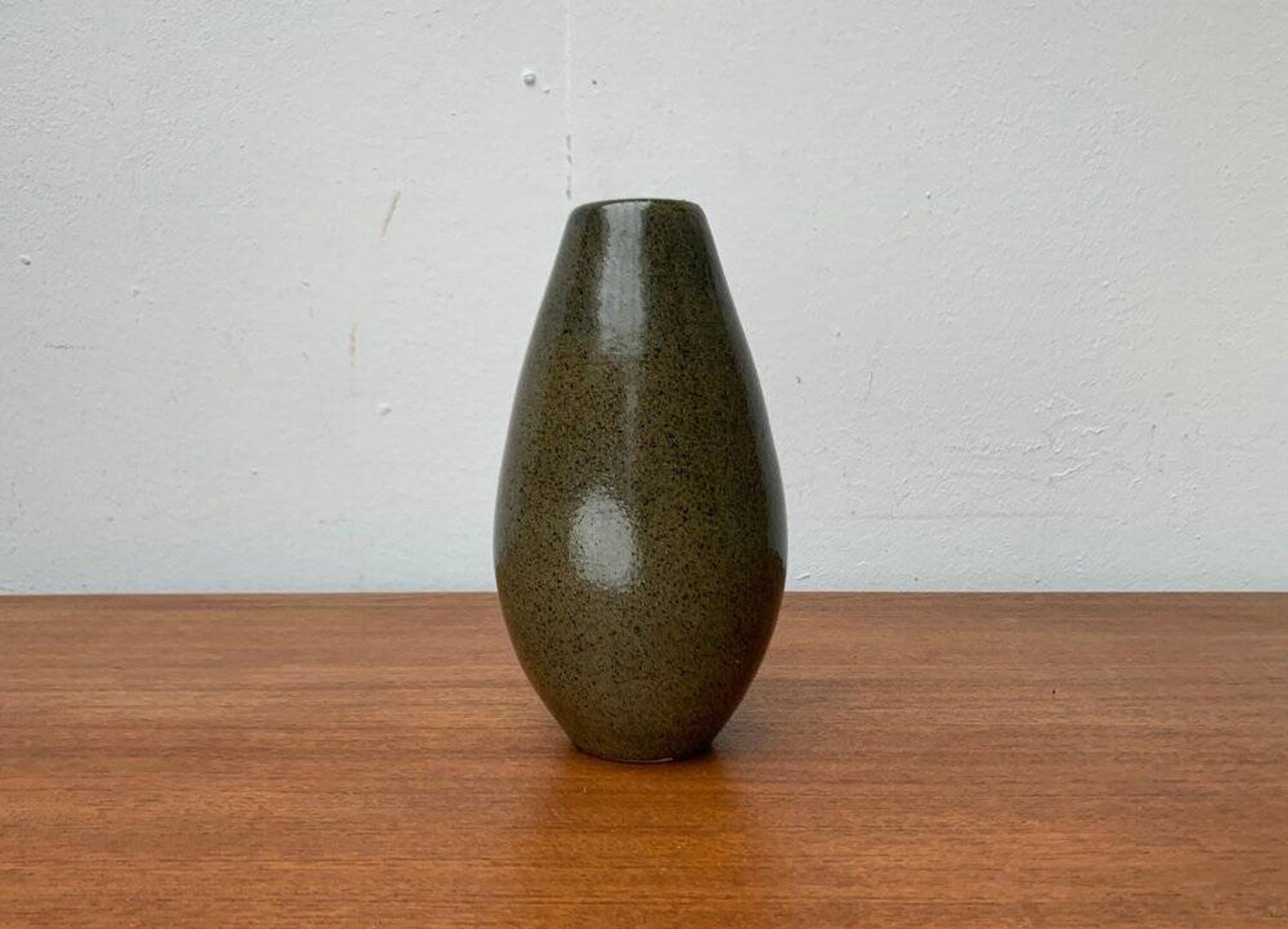 East German pottery vase from the mid-century GDR by VEB Coswig Keramik, 1960s.