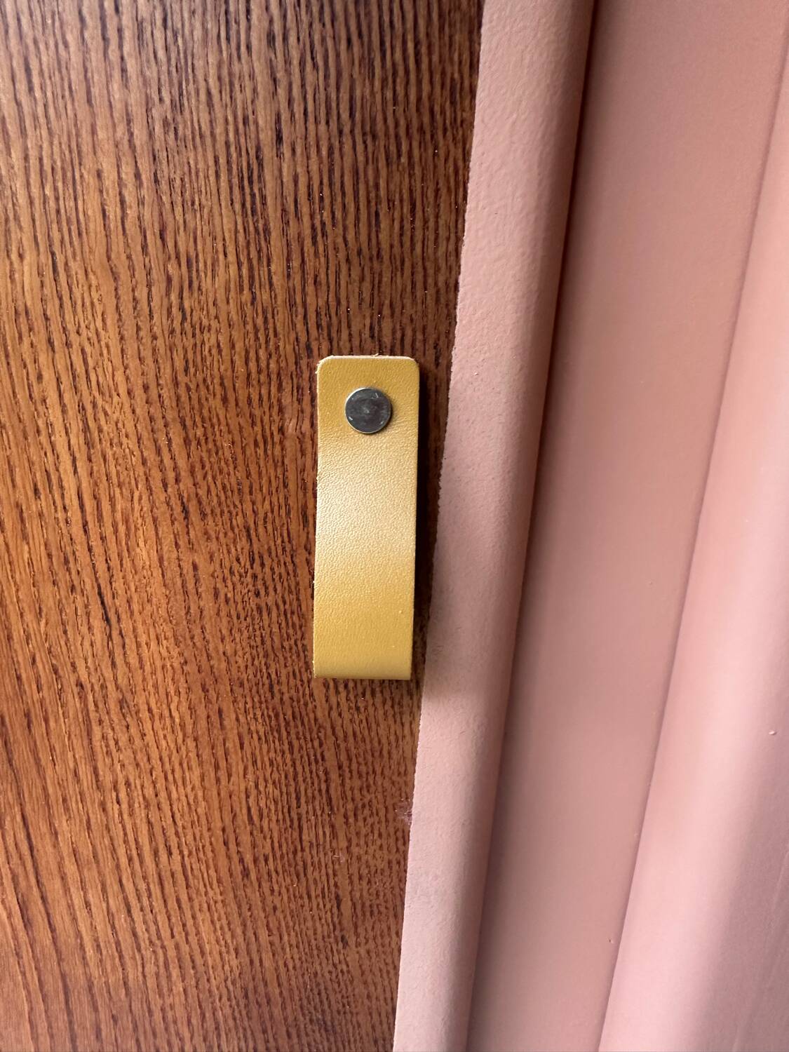 Buffet Mado vintage rénové – teinte ocre chaleureux, plateau en marbre