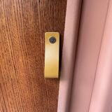 Buffet Mado vintage rénové – teinte ocre chaleureux, plateau en marbre