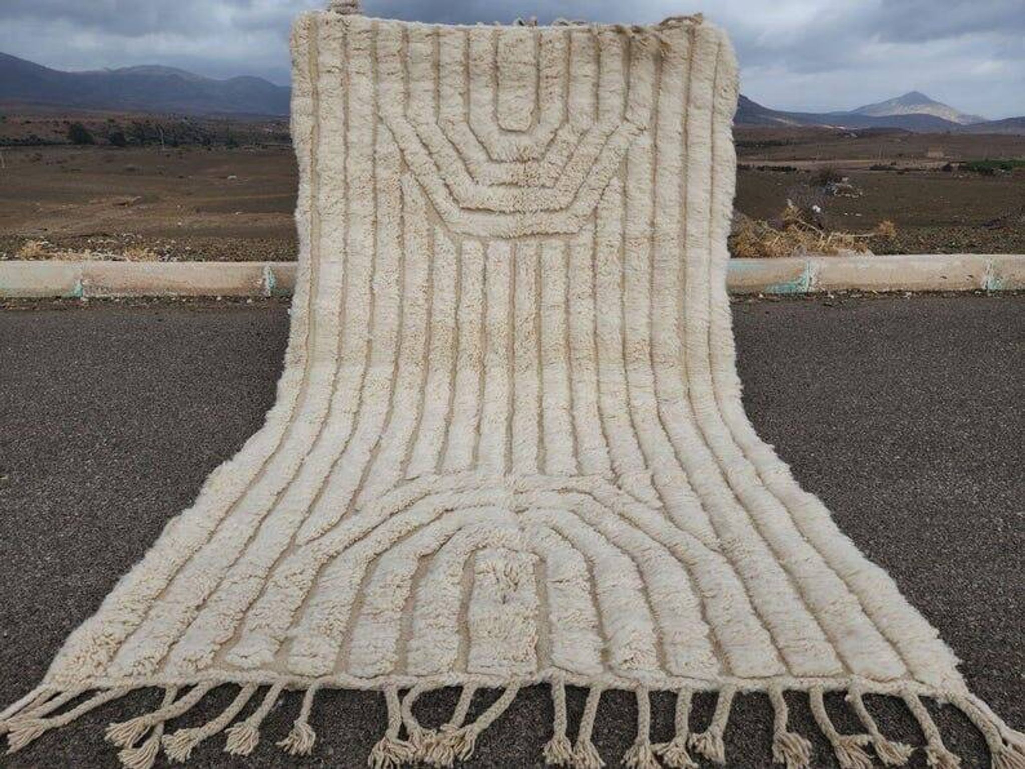 Handmade pure wool rug, size 150 x 250 cm.