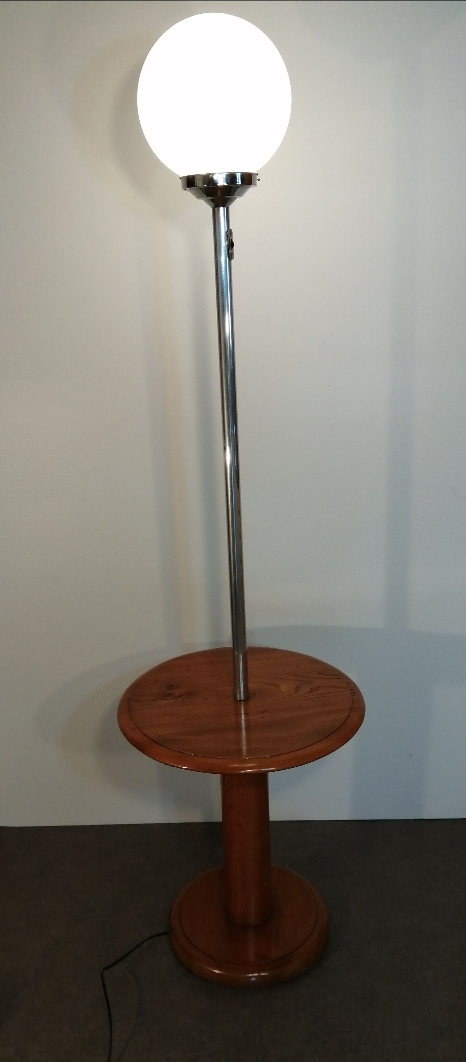 Globe floor lamp, in opaline and chrome with its wooden shelf Vintage, 1950-60