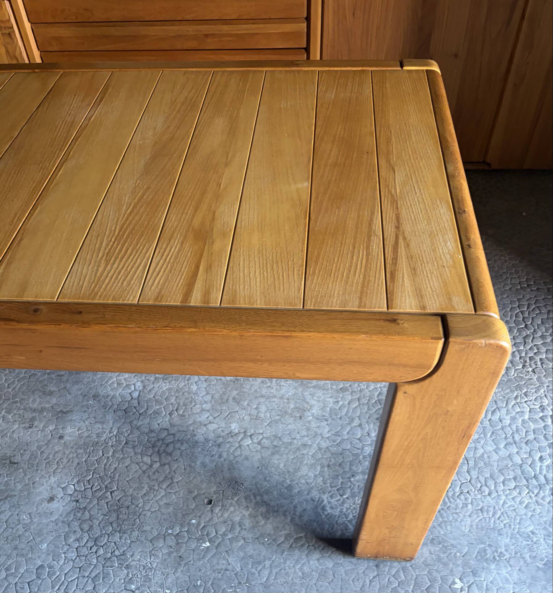 Table à manger extensible Maison Regain en bois d'orme massif