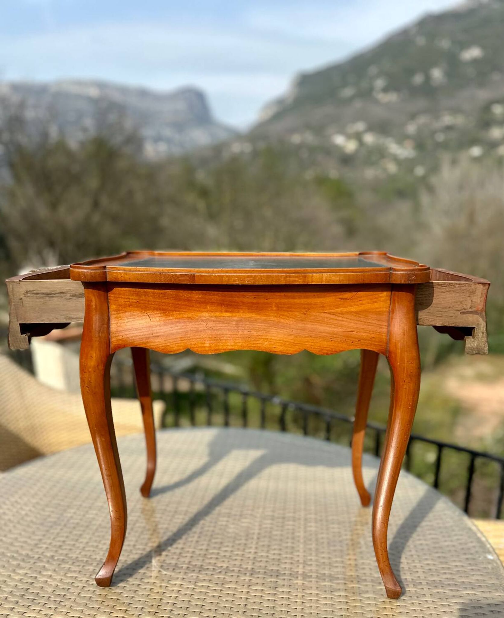 Small flying table in Louis XV style, 20th century.