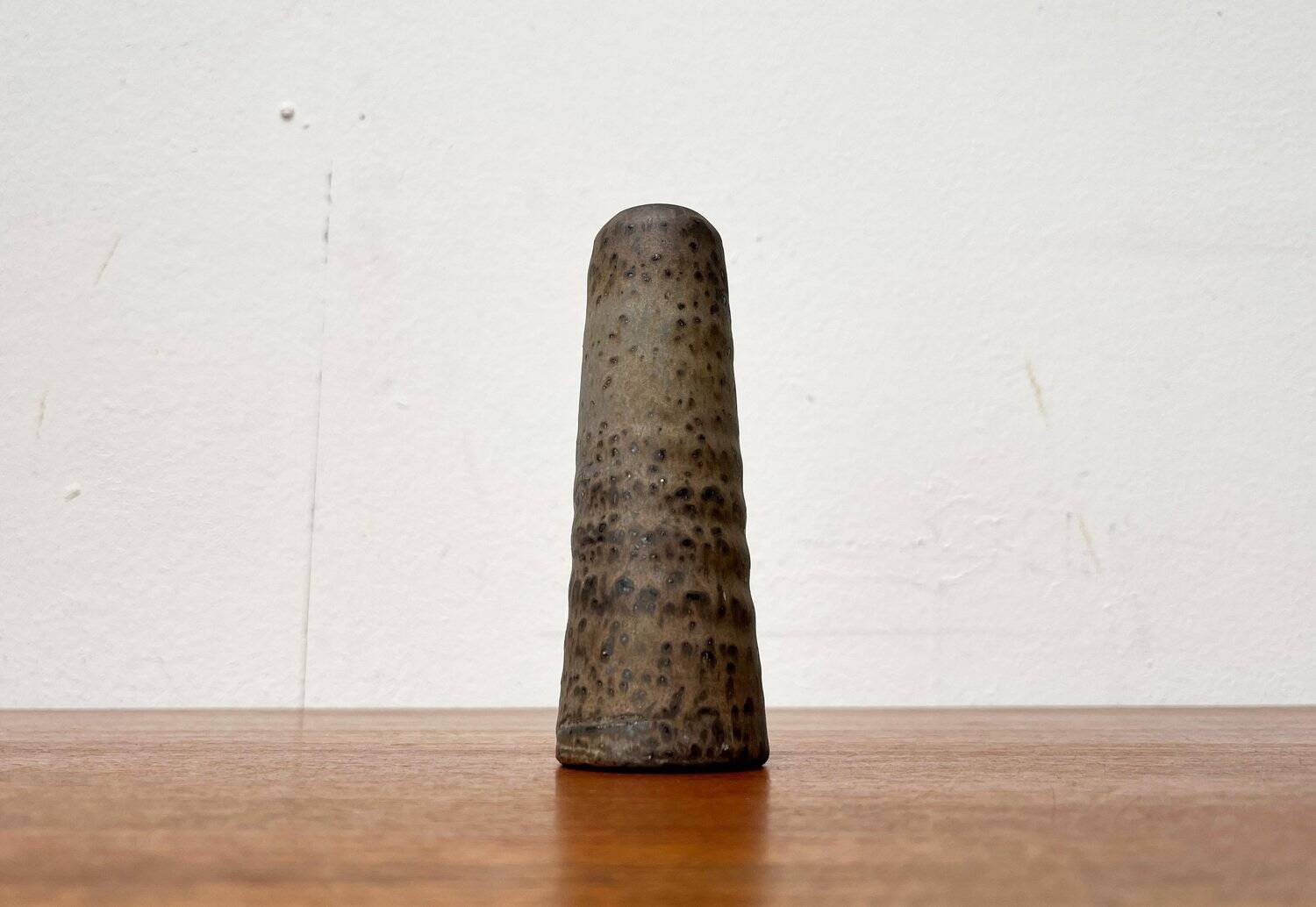 Minimalist pottery vase from the mid-century Dutch studio of Mobach, 1960s.