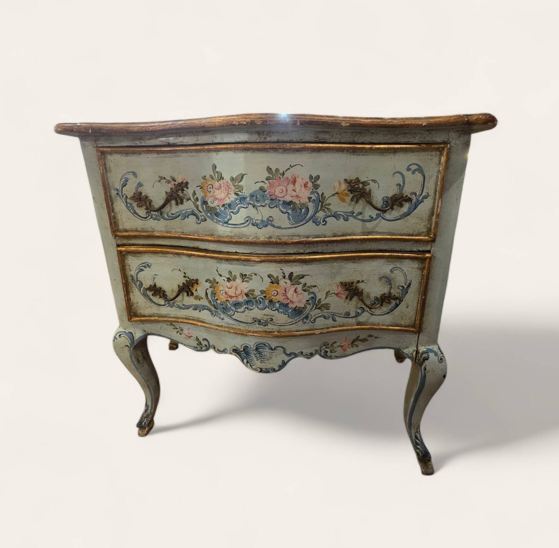 18th century Venetian chest of drawers