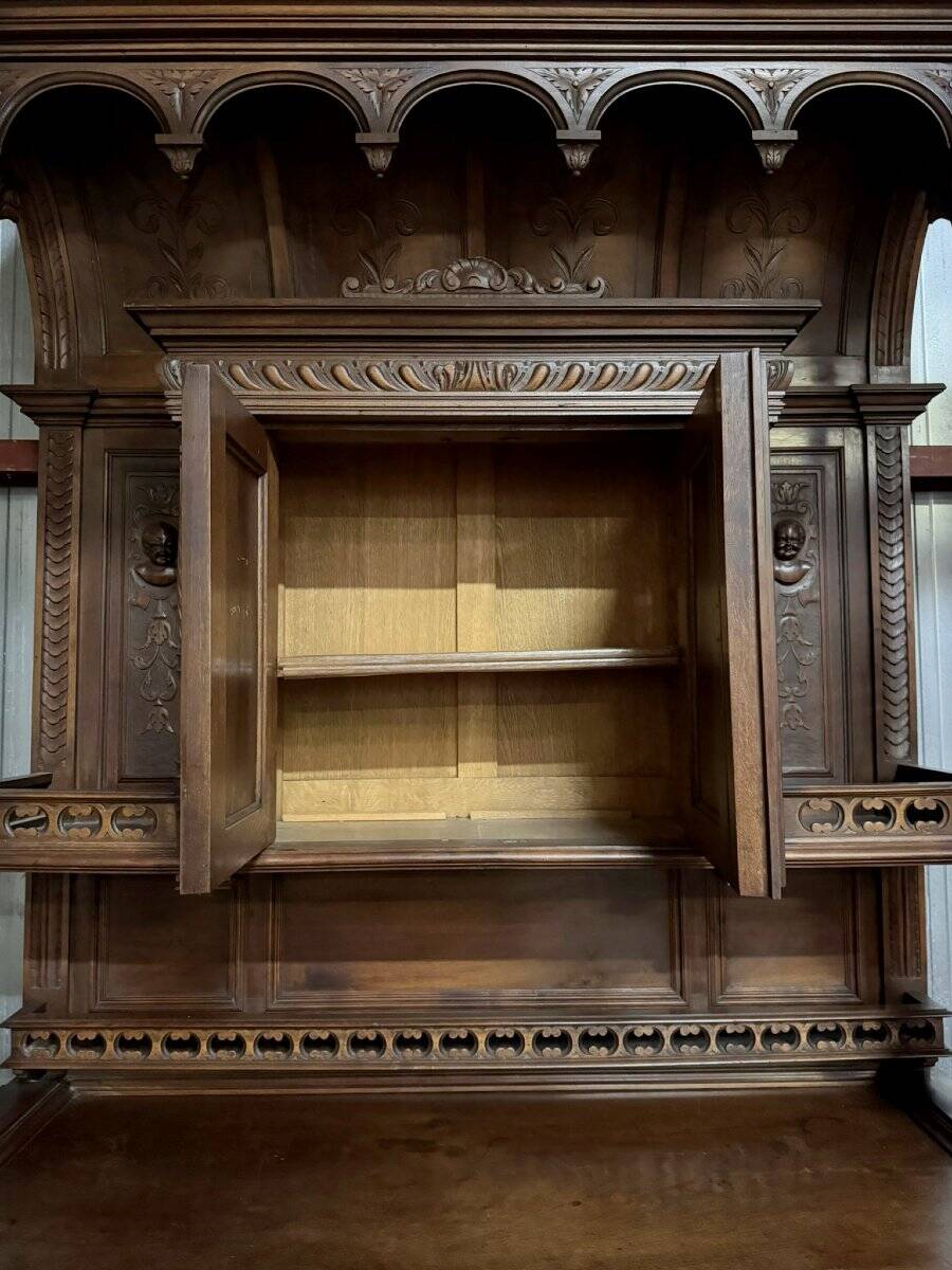 Important walnut buffet style Renaissance