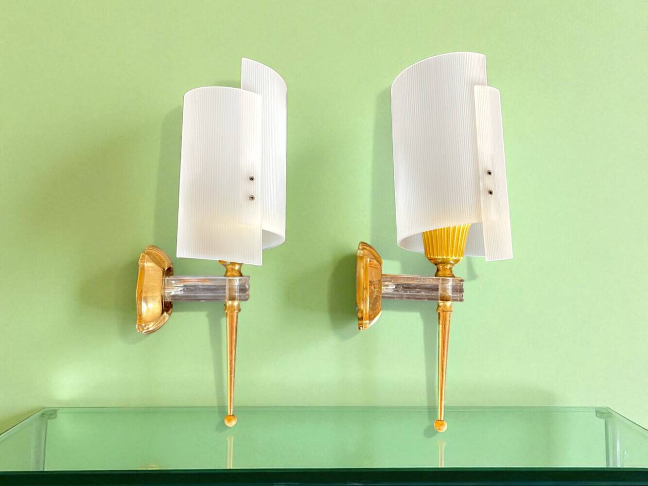 Paire d'appliques en laiton et acrylique, France 1960