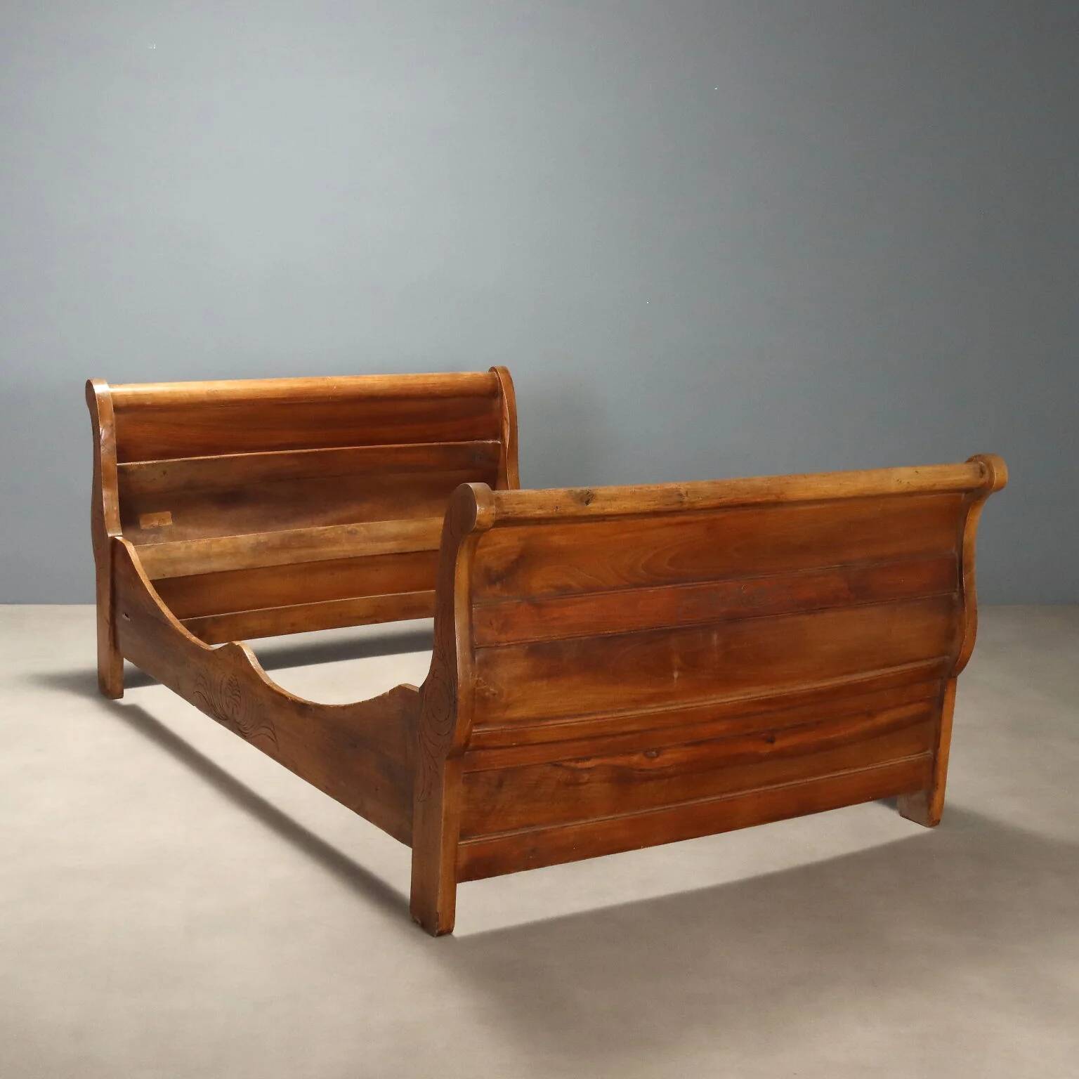 Lit double ancien en noyer sculpté, Italie, milieu du XIXe siècle