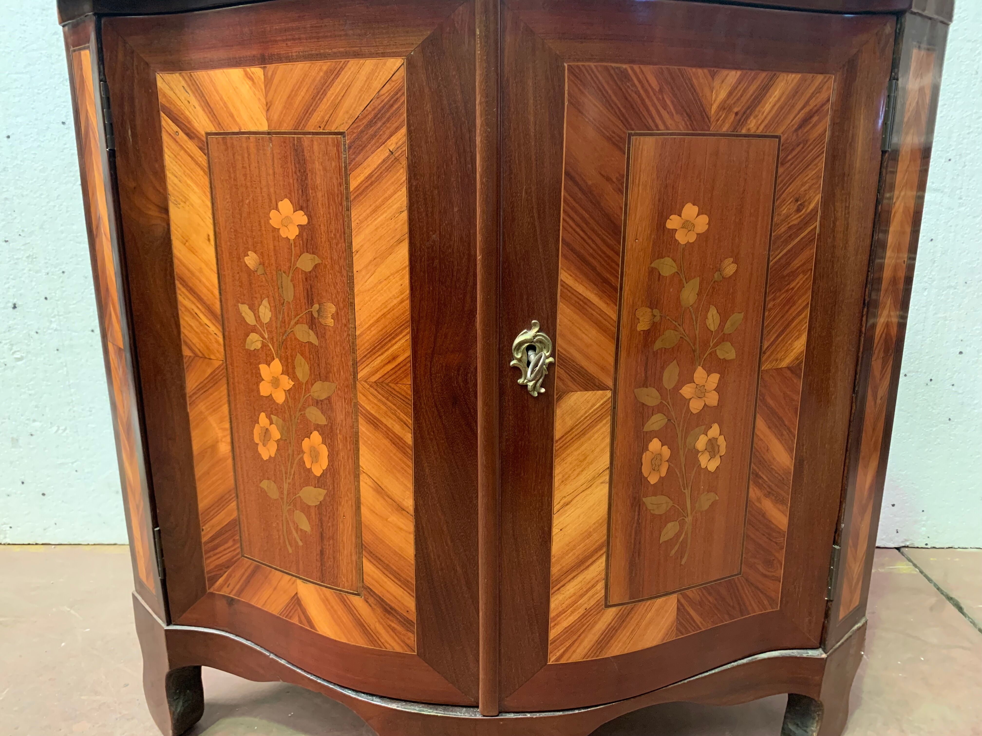 Notch has two curved doors mahogany and rosewood xviii century