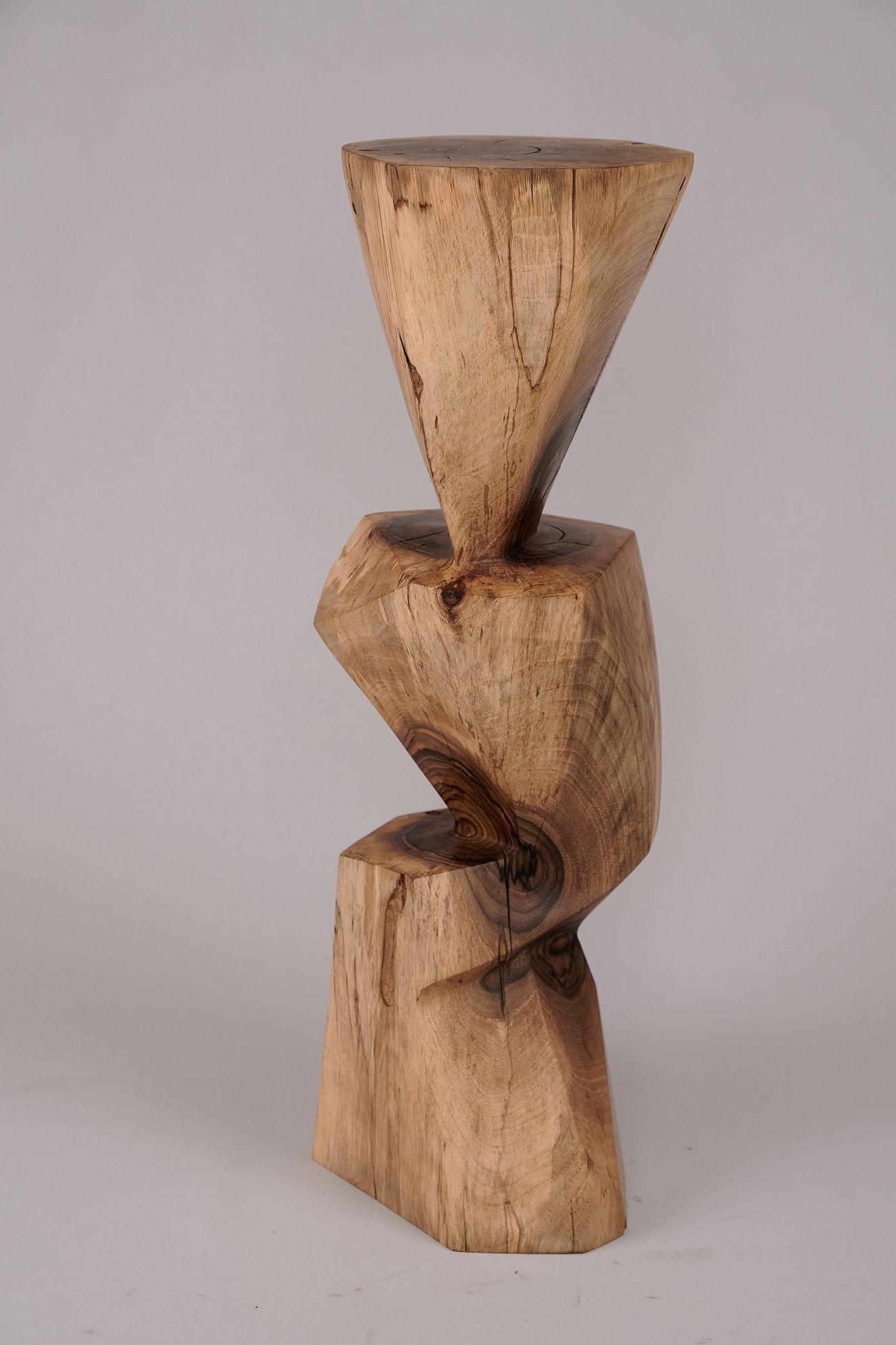 Table d’appoint sculpturale en bois massif, design contemporain original, logniture