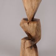 Table d’appoint sculpturale en bois massif, design contemporain original, logniture