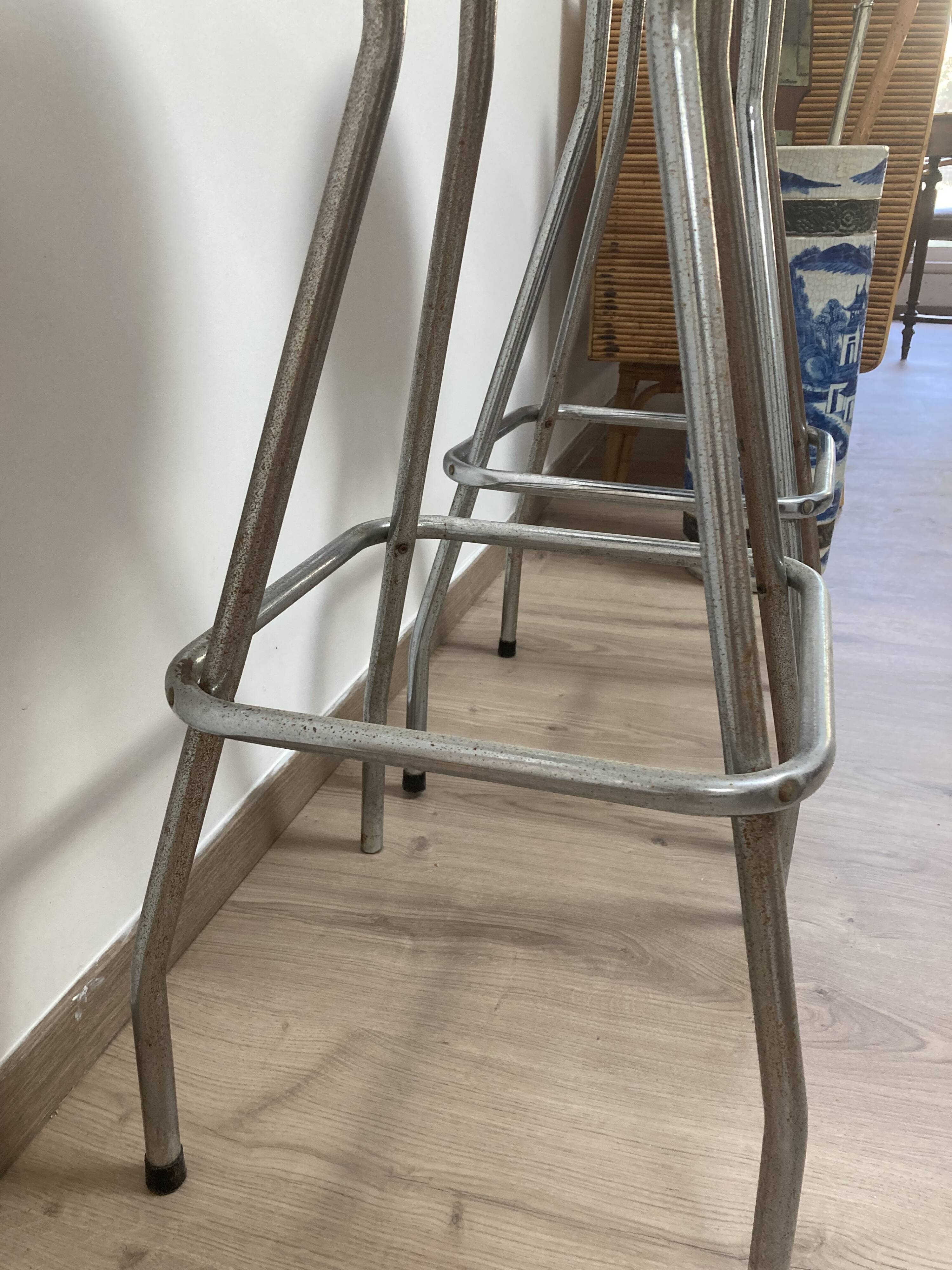Paire de tabourets de bar metal chrome soudexvinyl circa 1970 design