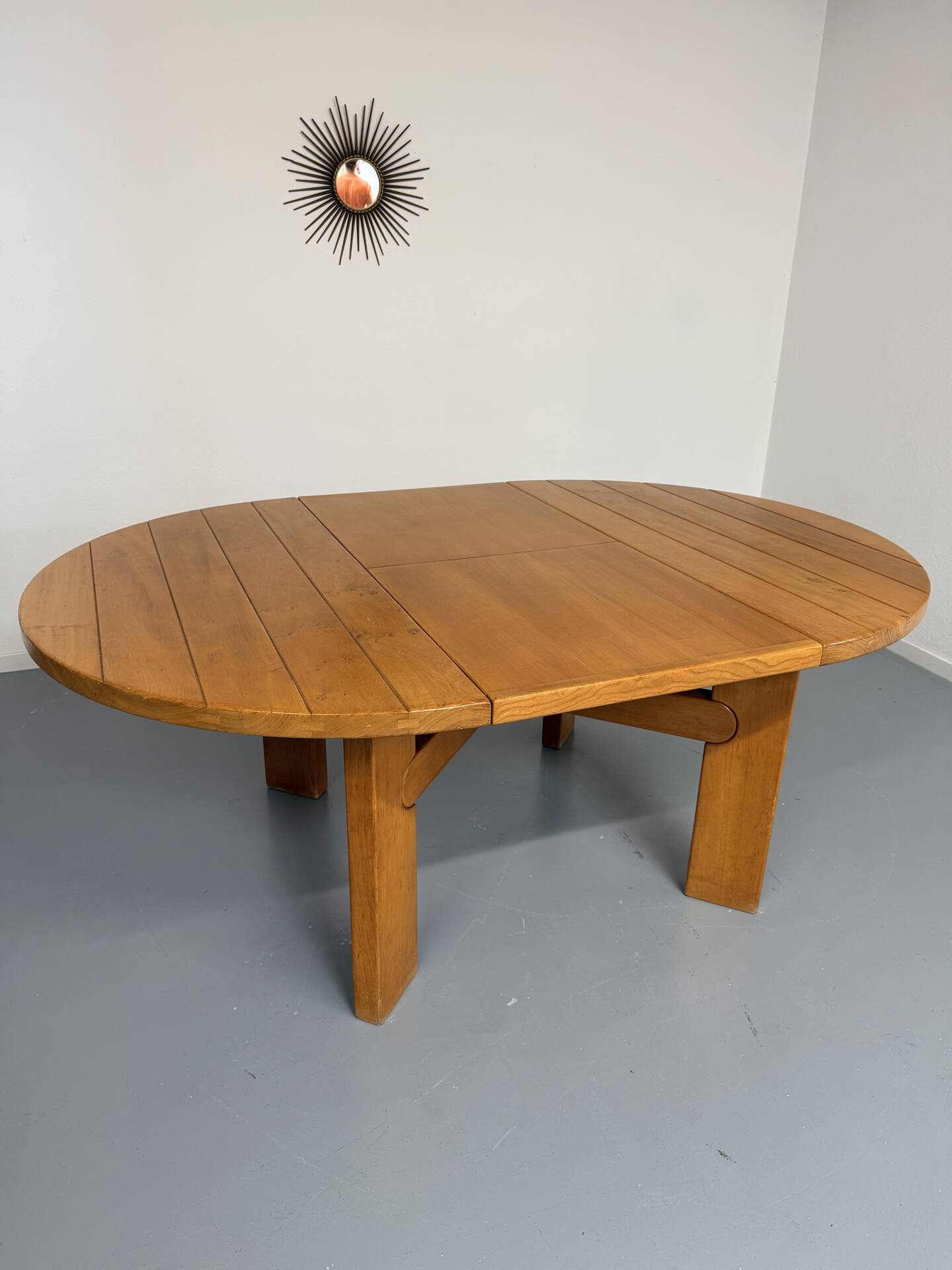 Extendable round table Maison Regain in solid elm, 1970s design.