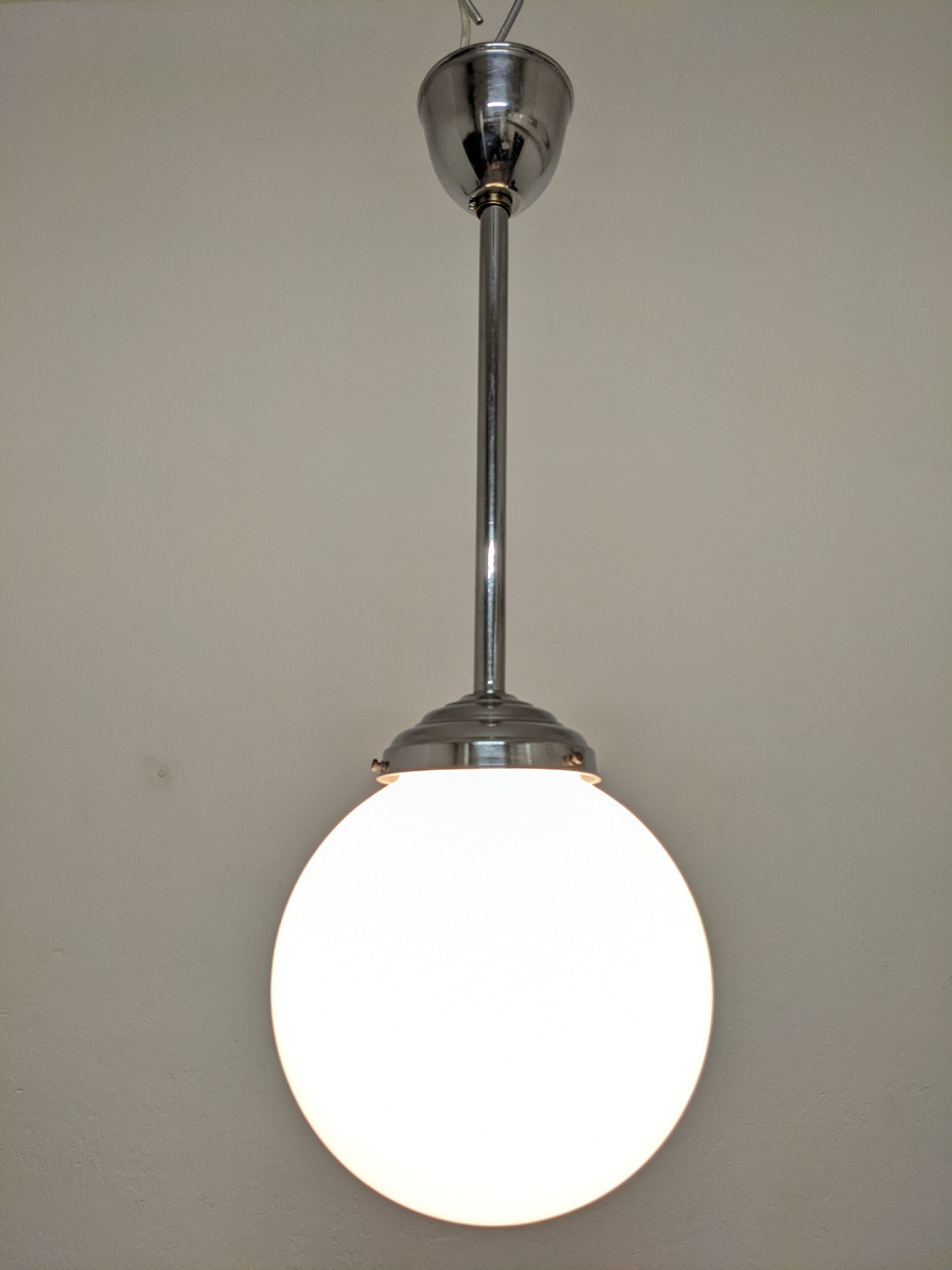Art Deco ball suspension in opaline
