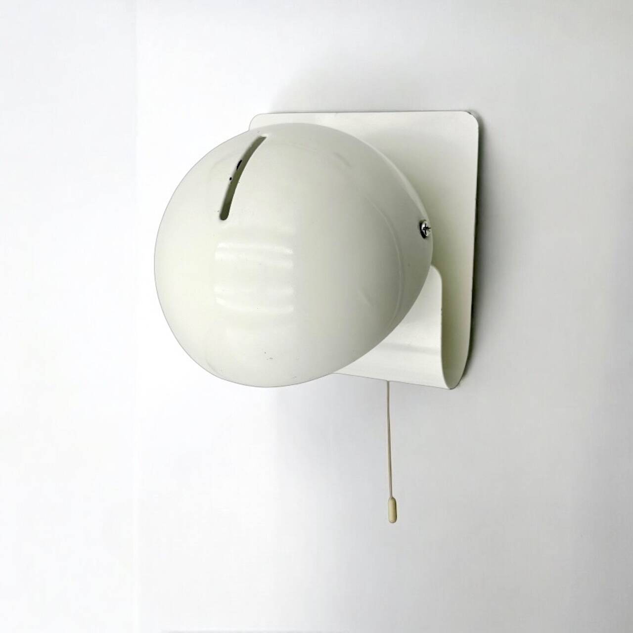 Applique iGuzzini 'Bugia' en blanc, rare design Giuseppe Cormio 1975