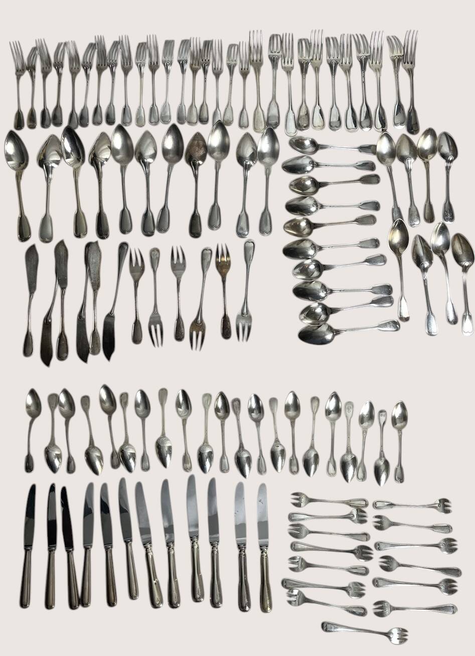 Important lot of 118 pieces of silver-plated metal cutlery by Ercuis, Christofle 20th century.