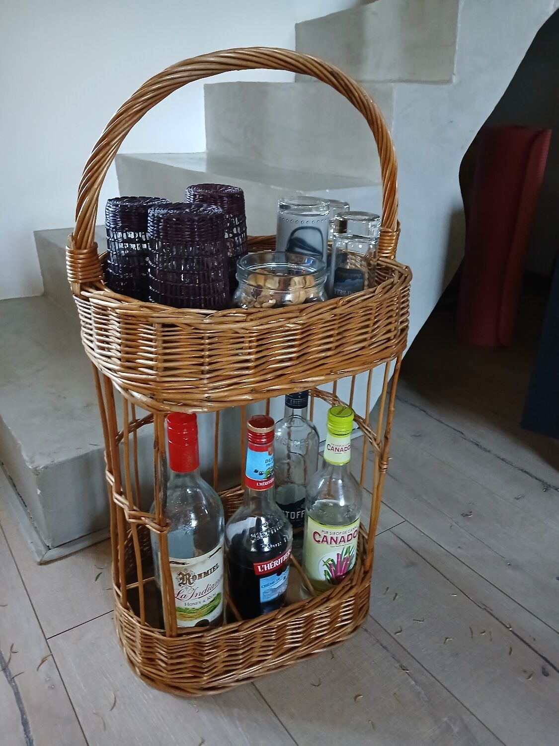 Panier porte bouteilles ancien en rotin