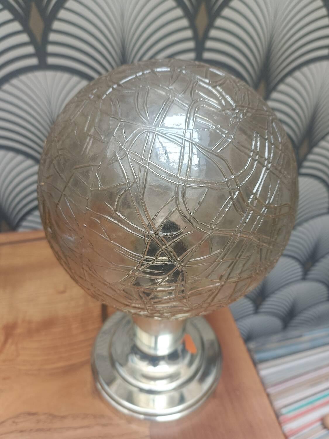 Applique avec globe en verre moulé ambré