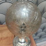 Applique avec globe en verre moulé ambré