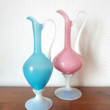 Paire d'aiguières en opaline rose et bleu
