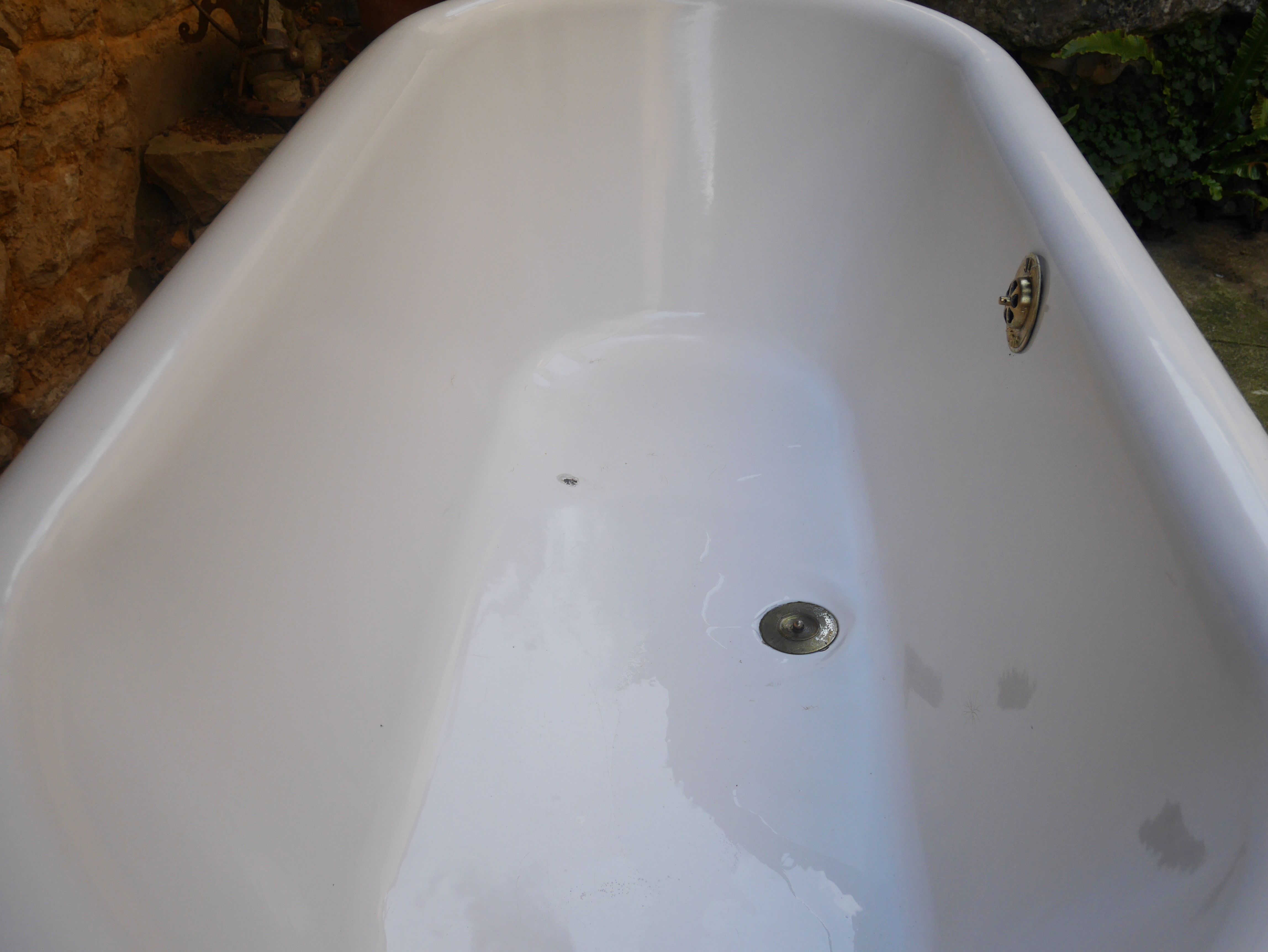 Old rounded emailed bathtub