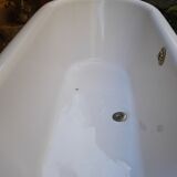 Old rounded emailed bathtub