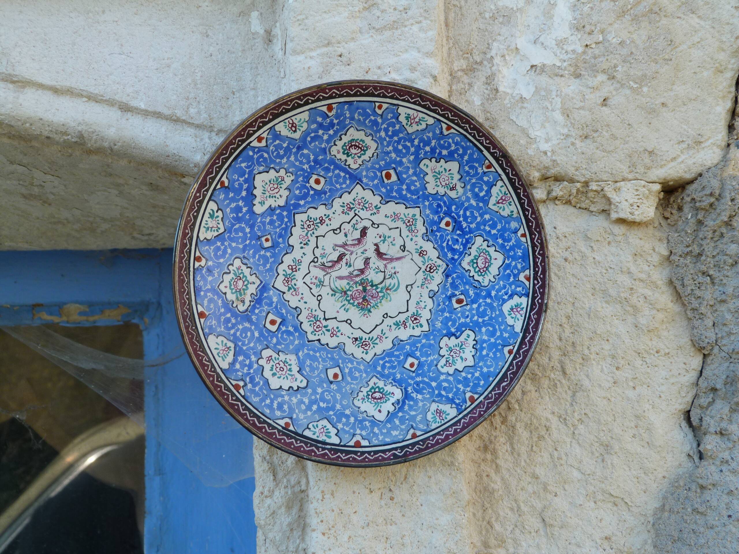Decorative plate in blue enameled metal with bird motifs