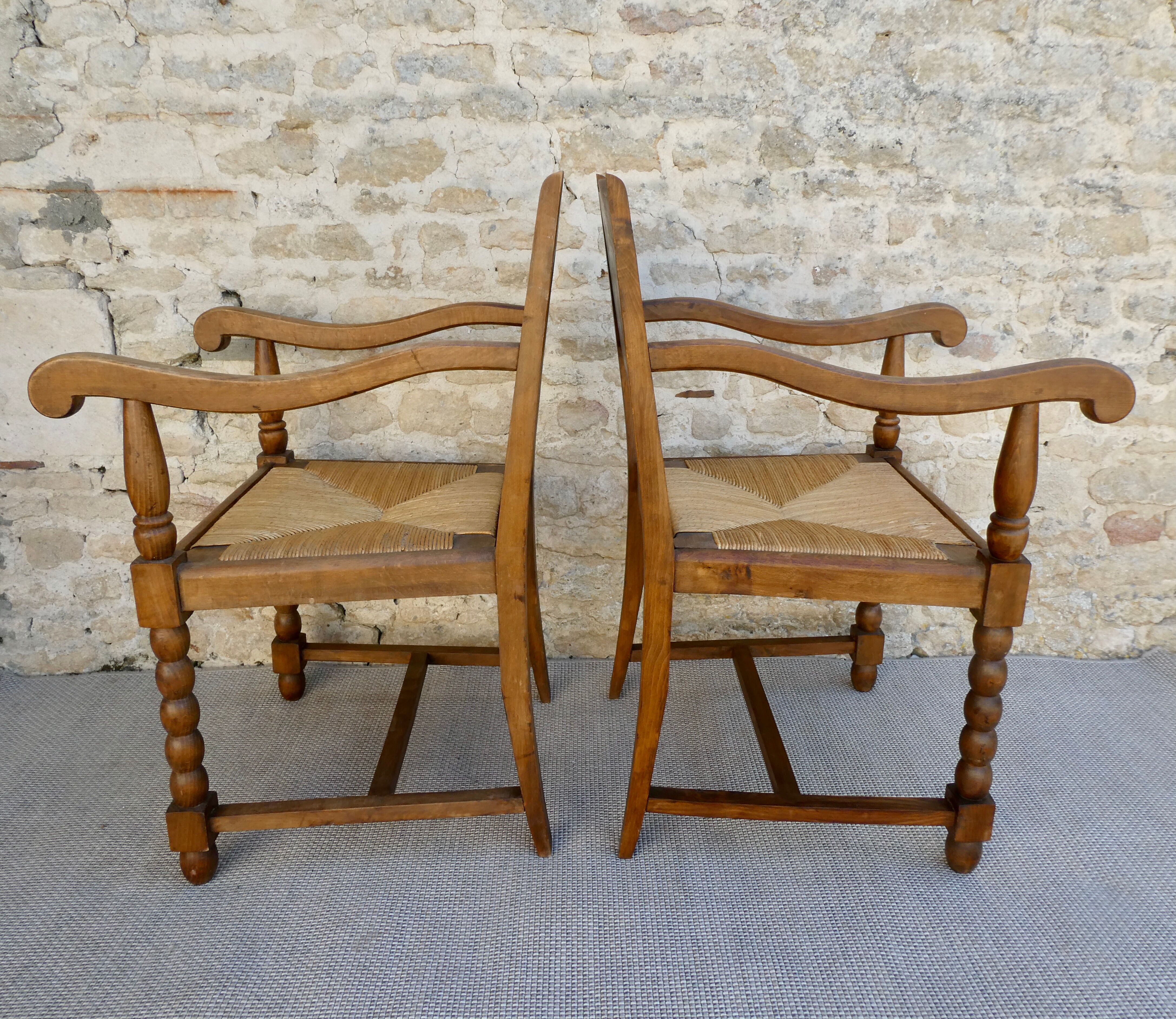 Paire de fauteuils néo-basques, en bois et assise paillée
