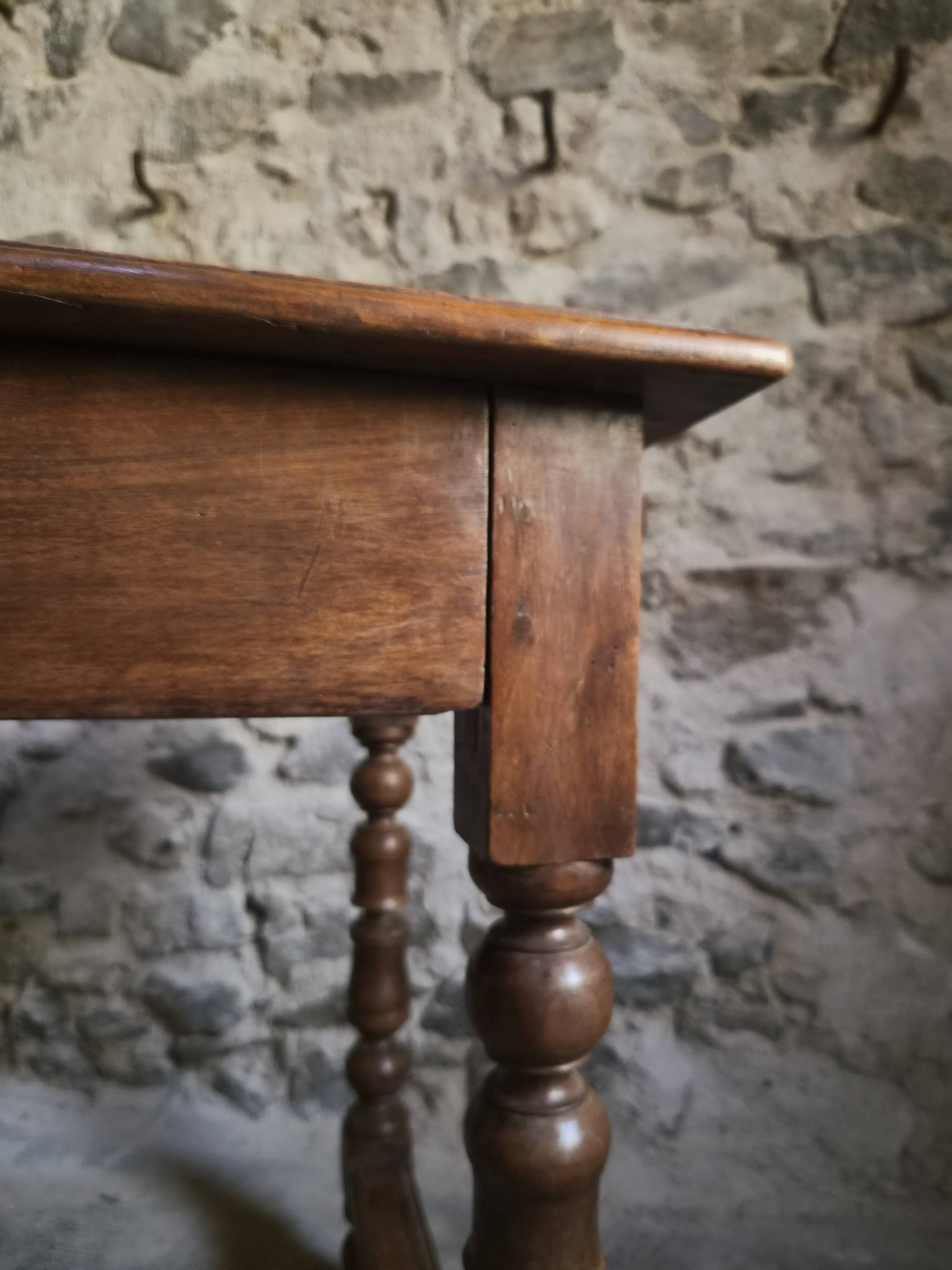 Table d'écriture française ancienne en noyer, bureau du XVIIIe siècle avec tiroir, vers 1750–1800