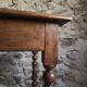 Table d'écriture française ancienne en noyer, bureau du XVIIIe siècle avec tiroir, vers 1750–1800
