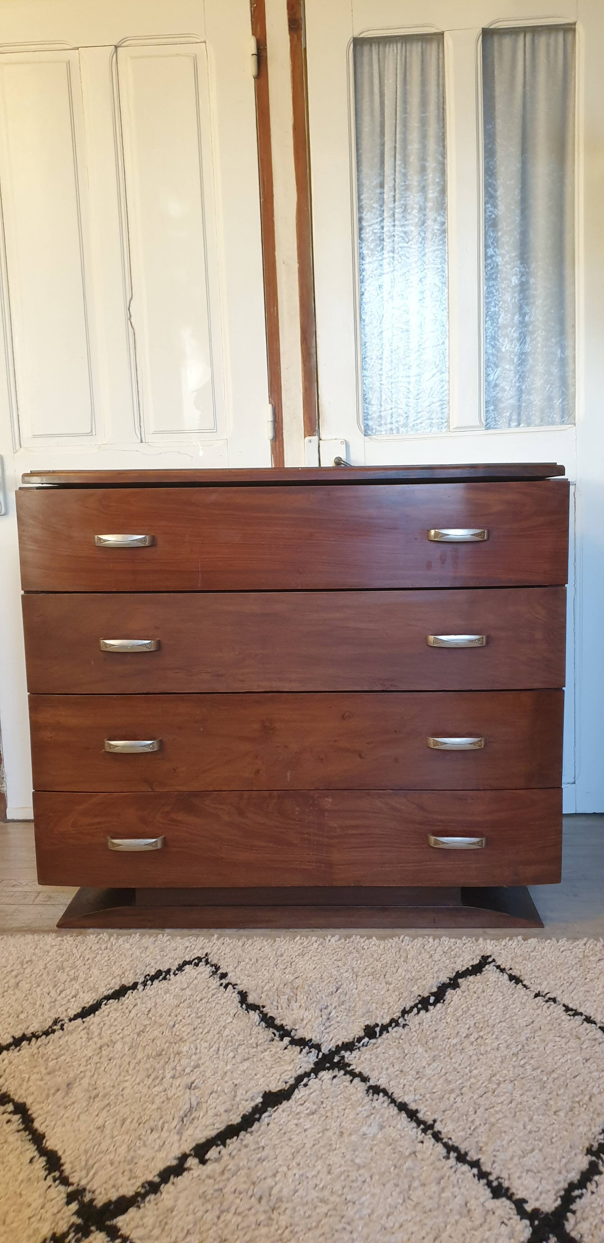Walnut chest of drawers