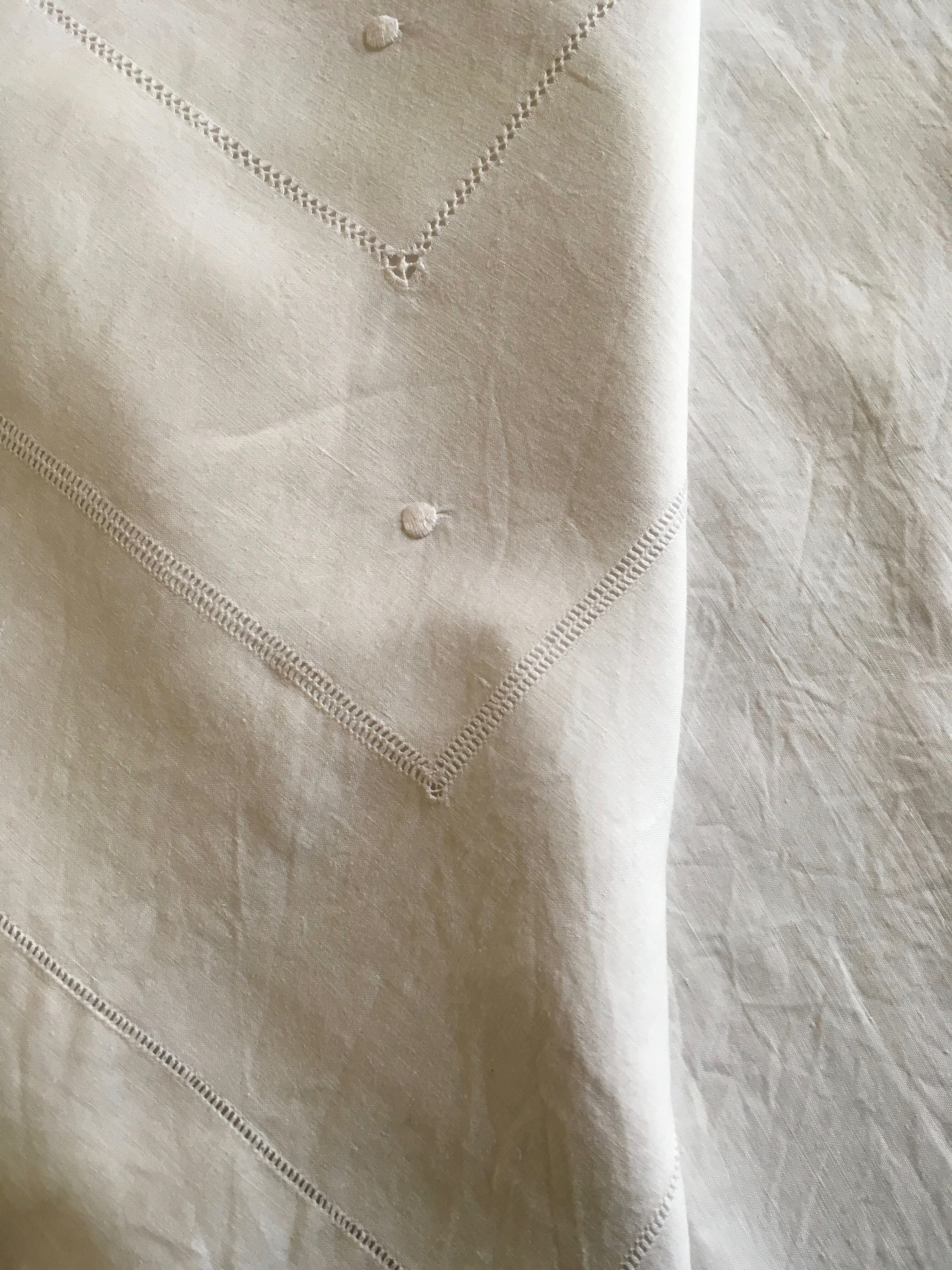 Drap en fil de lin 19e brodé de pois monogramme AB lettres anglaises