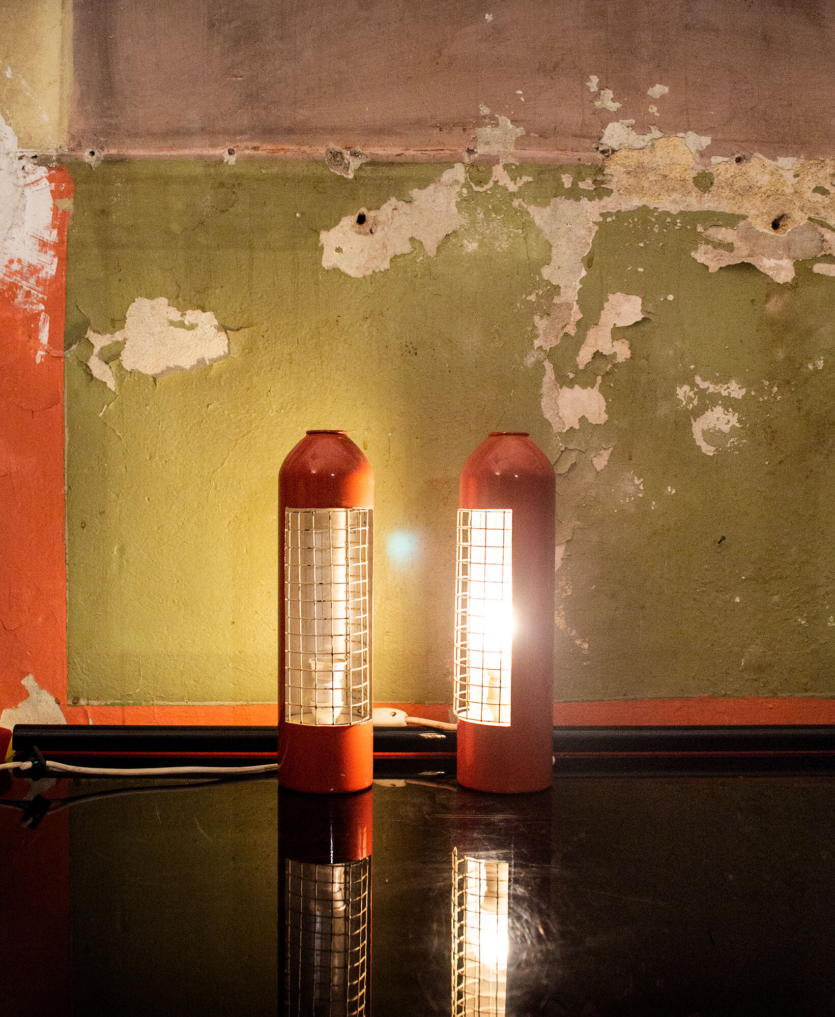 Pair of bedside lamps with wire mesh Italy 50s