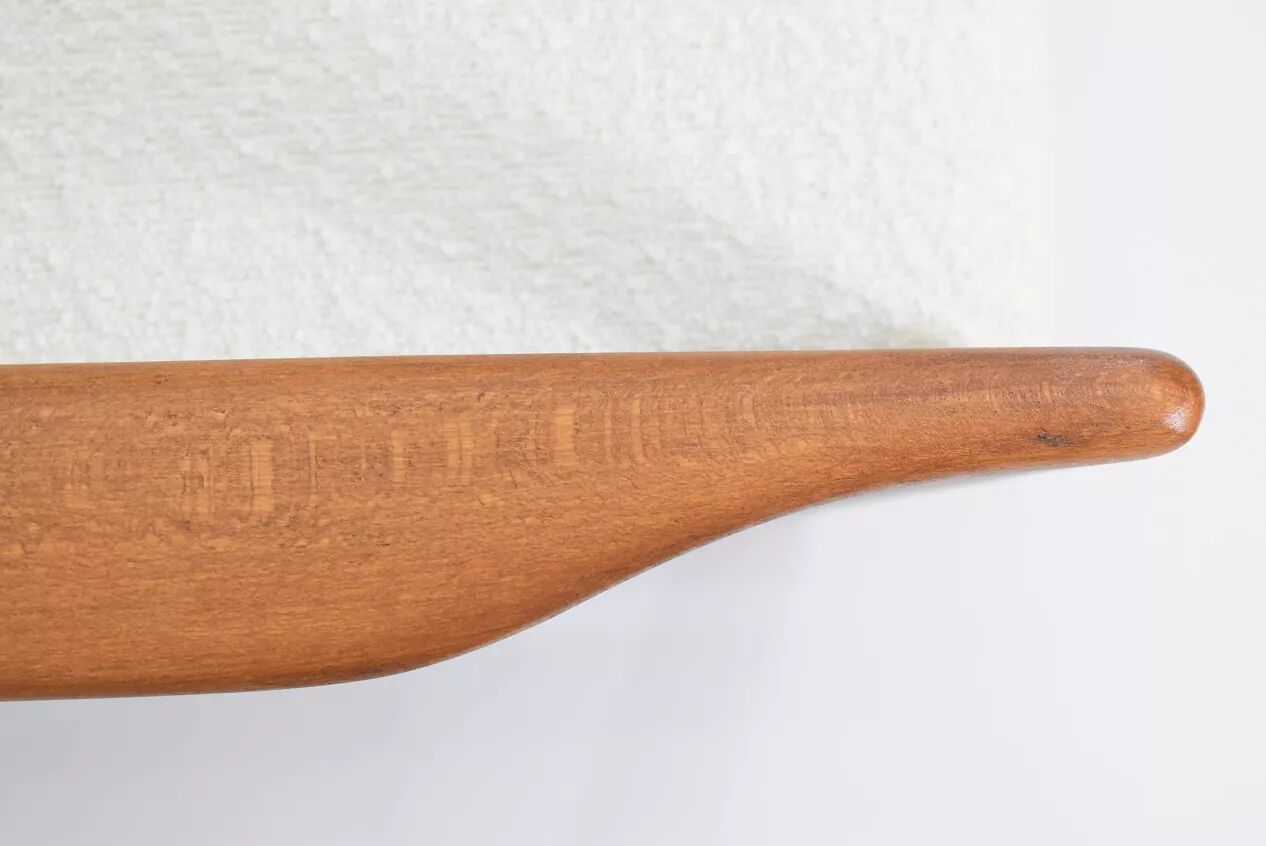 Canapé des années 60, en teck et bouclé blanc.