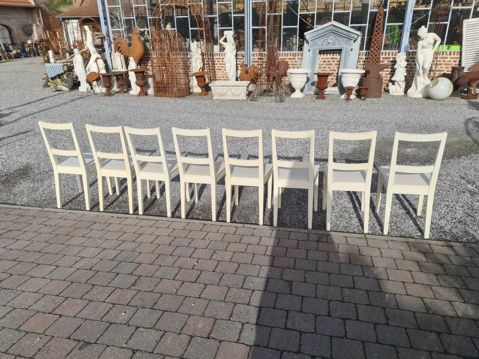8 chaises blanches en bois