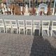 8 chaises blanches en bois