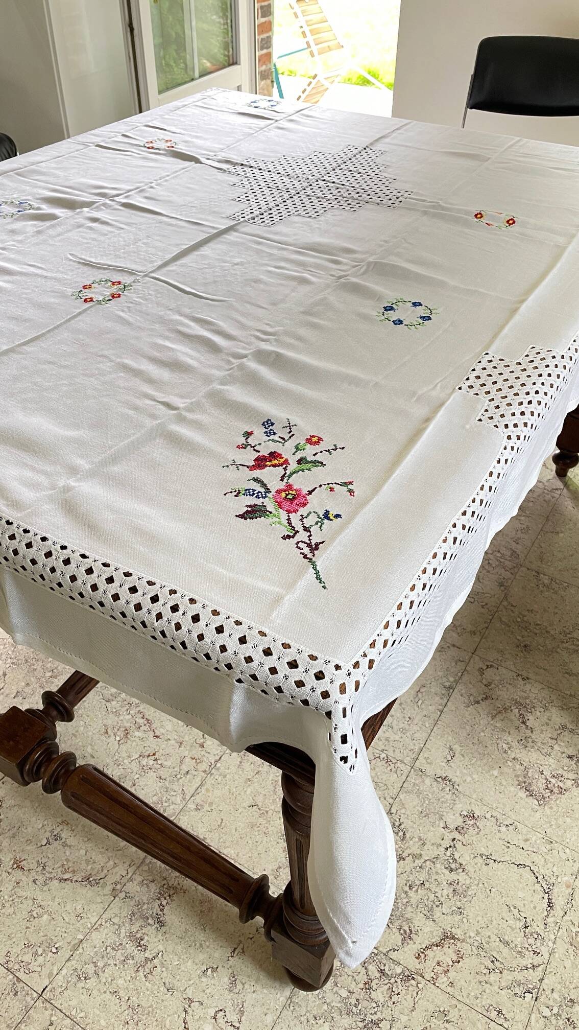 Embroidered tablecloth and 12 vintage napkins