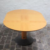 Postmodern round extendable dining table by Arnold Merckx for Arco, The Netherlands 1980s.