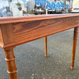 Bureau ancien en pitchpin, pieds tournés, tiroir – superbe patine