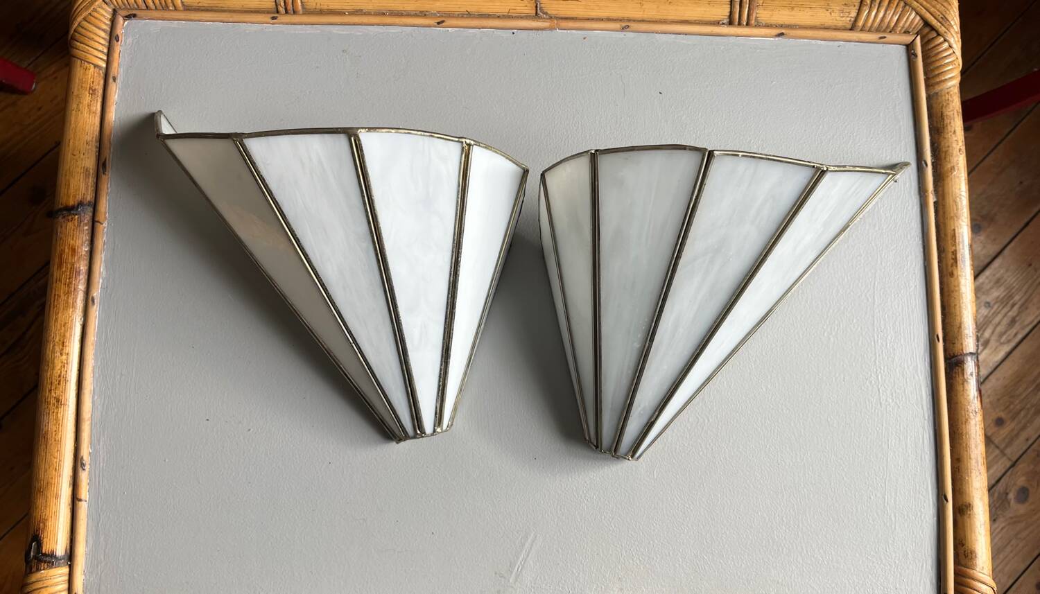 Pair of fan-shaped wall lights in glass paste and brass.