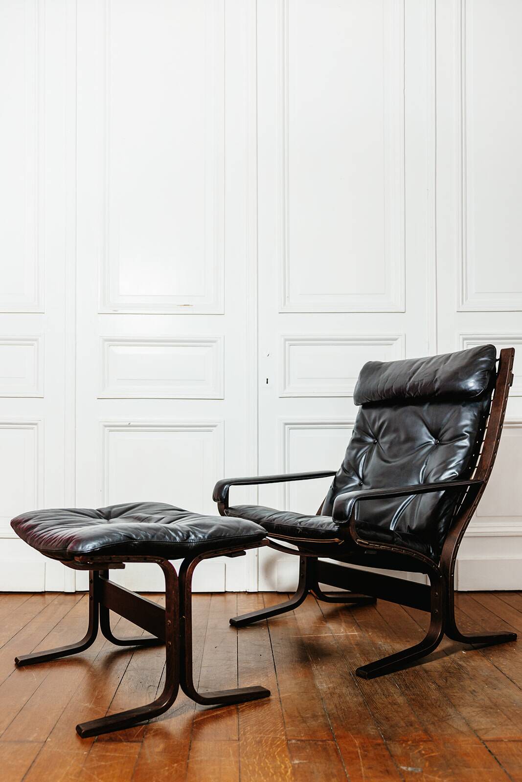 Siesta armchair and black leather ottoman by Ingmar Relling for Westnofa, Norway.
